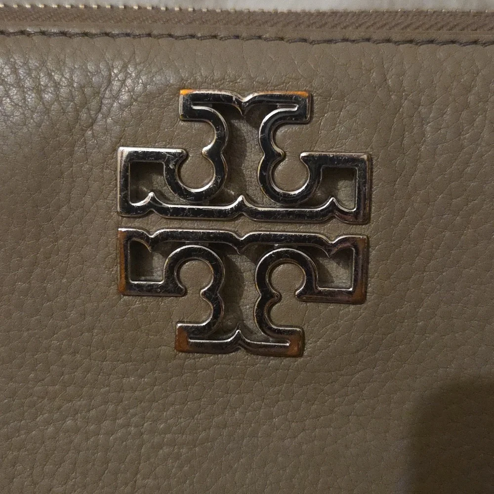 Tory Burch Beige Leather Zip Wallet - Picture 2 of 7